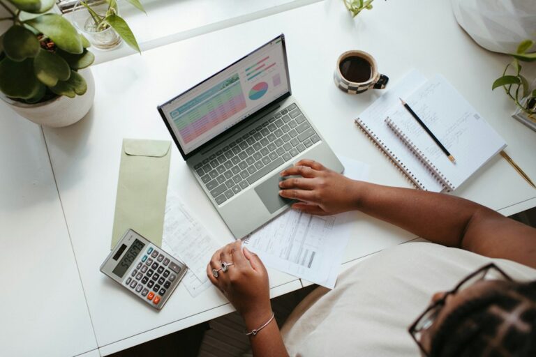 Mesa de trabajo para organizar el presupuesto