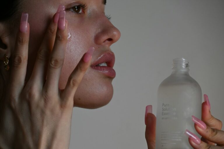 Aplicación de un producto para el cuidado del rostro
