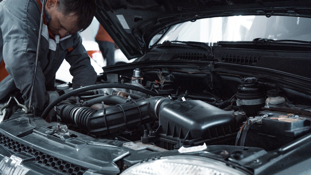 Mecánica revisando el motor de un automóvil