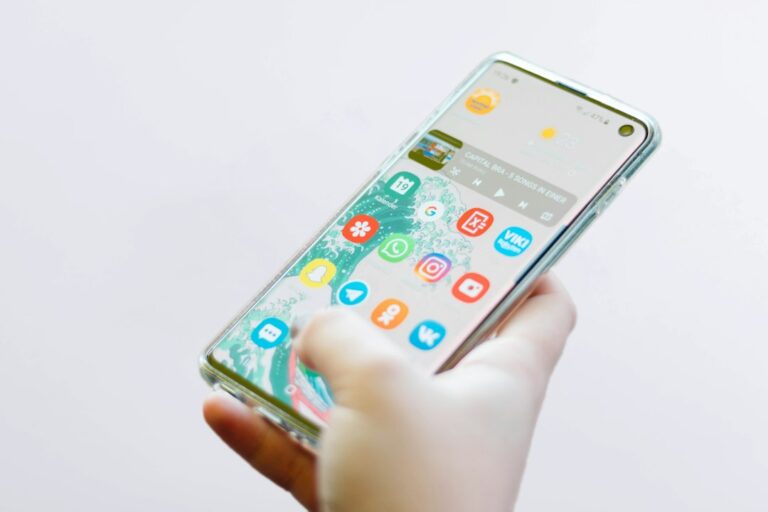 Pantalla de un teléfono móvil con aplicaciones